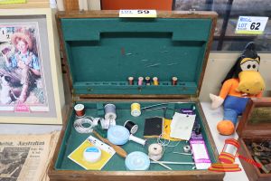 59 · 1 X VINTAGE SEWING BOX WITH CONTENTS, INCLUDES: THREAD SPOOLS, MEASURING TAPE, NEEDLES, SCISSORS, BUTTONS, VARIOUS SEWING NOTIONS