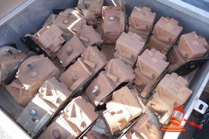 APPROX 18 X KNORR NEW YORK AIR BRAKE COMPANY TYPE DB10 VALVES, P/N 775765, 775764 & OTHERS SUIT LOCOMOTIVES, DUST AND SURFACE CORROSION PRESENT, IN METAL CRATE