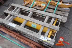 64 · 1X KOMATSU DOZER D275A, D275AX TILT CYLINDER BRACE, P/N: 17M-71-21561, APPROX; 1M L X 430MM W X 180MM H, SOME MARKS, ON A PALLET