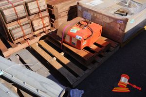 1 X Syntechtron Vibratory Feeder, Model: Fr290a, Serial: K17a74994, Part No: 059b2673, 415v 50hz 8a, Untested, On A Pallet, (B7231611), (Po 81952916, Plant# 1001)