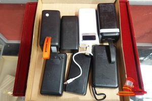 14 · TRAY OF ASSORTED PORTABLE POWER BANKS / BATTERY CHARGERS (UNTESTED)