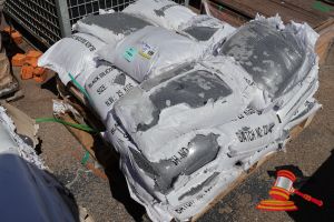 APPROX 15 X BAGS OF NON SLIP CARBIDE, 25KG BAGS, SOME BAGS DAMAGED, ON A PALLET (REF:SAT-18302) (WHEATSTONE UPSTREAM)