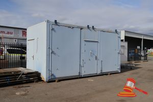 8 · 1 X PORTABLE MODULAR BUILDING/CONTAINER, WHITE STEEL CLAD, 4 ENTRY DOORS,4 OVERSIZED ENTRY DOORS, APPROX 6M X 3M X 3M (SIGNIFICANT WATER DAMAGE TO CEILING VISIBLE, RUST MARKS, POWER DISCONNECTED) (CMR 158846) (IRIS-WHEATSTONE)