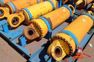 48 · 1 X KOMATSU 930E-5 OEM HOIST CYLINDERS, MATERIAL #: EM8376RM