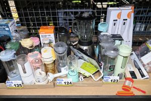 APPROX 5 X PORTABLE BLENDERS AND STICK MIXERS INCLUDES: NINJA, NUTRIBULLET, VARIOUS OTHERS, 2 x SLICERS, 1 x LARGE BLENDER, UNTESTED