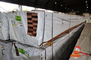 43 · PACK OF SKIP DRESSED KARRI, 100 x 25, FEATURE 408LM, 1.020 M3, PACK# 320028615, TRANSPORT DIMS- 5.7 MT x H 450 x W 480.
