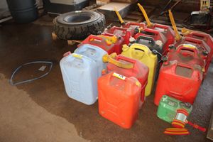 174 · 6 X 20L PLASTIC FUEL CONTAINERS