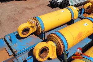 38 · 1 X KOMATSU 930E-5 OEM HOIST CYLINDERS, MATERIAL #: EM8376RM 8600 HRS