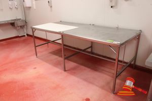 61 · HD STAINLESS STEEL WORK/PROCESSING TABLE WITH TILTING TABLE TOP AND LUGS FOR CUTTING BOARDS. APPROX 2540 X 1100 X H930MM. INCLUDES 4 X CUTTING BOARDS. 2 X 1200 X 1100 BOARDS FIT TABLE TOP