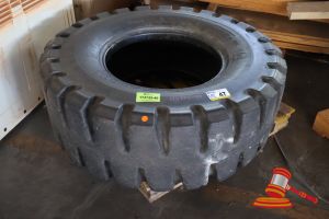 1 X BRIDGESTONE INDUSTRIAL TYRE, DEEP TREAD PATTERN (SOME MARKS), APPROX; 1.2M W X 370MM W, ON A PALLET