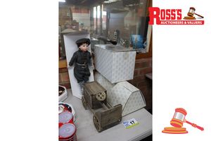 17 · 1 X COCA-COLA HEIRLOOM COLLECTOR DOLL, FRANKLIN HEIRLOOM DOLLS, INCLUDES WOODEN COCA-COLA BOTTLING CO. ATLANTA GA. DELIVERY CART, POSS UNUSED (BOXED, DOLL FEET STILL WRAPPED)