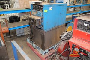 27 · 1 X IDEALARC DC-600 VARIABLE VOLTAGE DC ARC WELDER WITH LINCOLN LN-9 WIRE FEEDER, SN:S2207 AND AC488920 , CODE: 7949-A AND 8289, RATED OUTPUT 600 AMPS - 44 VOLTS, INPUT THREE PHASE 60 HERTZ 230/460 VOLTS / 50 HERTZ 220/440 VOLTS, OUTPUT 600 AMPS 44 VOLTS ON CABINET, UNTESTED, SOME MARKS/RUST, APPROX; 930MM W X 1.2M H X 1.1M D, ON A PALLET