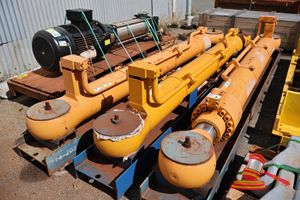 3 · HYDRAULIC CYLINDERS, TYPE: EX3600 BUCKET R, BORE: 250MM, STROKE: 2450MM, PRESSURE: 35 MPA, SN: 623040001, APPROX; 4M L X 440MM W X 960MM H (REF;4974647896)