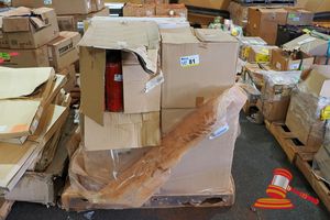 81 · 3 x HYDRAULIC FILTERS A2123, R426G10, 4 x BALWIN AIR FILTERS, PA2364, 1 BOXES OF ASSORTEMENT OF TRUCK SERVICES PARTS INCLUDING 2 CONTENTS FILTER WF2077, VARIOUS RINGS AND ELEMENTS, ENGINE FILTER BD7154 x 4, PANEL FILTER APPROX 190mm x 460mm x 30mm x 2mm , APPROX 6 HYDRAULIC FILTERS AND OTHER ASSORTEMENTS, BALDWIN AIR FILTER PA/1676 (S44#4973661799, DR#1409, BROCKMAN 4)