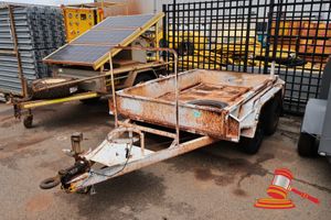 2006 Custom Made Trailer, White, Tandem, Reg #: 1UCR498, Expiry: 9/07/2027 VIN: 6TJMAJ0R16E006024 Features: Spare Tyre, Pipe Racking On Side With Latch, Rack On Draw Bar, Gas Bottle Holder, 7 Pin Flat Connection, Simol Trailer Jack, Pintel Hitch, Trailer Brakes. (*WP#4869*) Condition: **No Compliance Plate, Rust On Trailer, Minor Dents On Wheel Arches.** Panel: FAIR, Paint: POOR, Tyres: FAIR, Overall Condition: FAIR