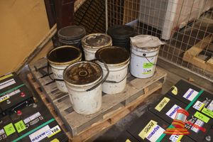 4x HR-6L CEMENT RETARDER, 1x VIBRATION DAMPENING GREASE IDP-214, 2x UNKNOWN, LEAKAGE EVIDENCE (PROBABLY INCOMPLETE, UNKNOWN CONDITION)