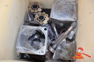 Approx 8 X Heavy Equipment Parts, Includes: 2 X Cylinder And Pistons Kits, Various Splined Shafts, Housing Component, Various Wrapped Components, In A Crate, Approx; 580mm D X 740mm W X 800mm H, (Ref:4518833489)