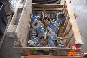 114 · APPROX 15 X BALL VALVES, FLANGED, VARIOUS SIZES (SOME RUST), IN A CRATE, APPROX; 930MM W X 1.3M L X 860MM H