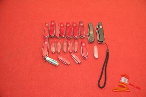 31 · 20 X ASSORTED SWISS AND VICTORINOX POCKET KNIVES