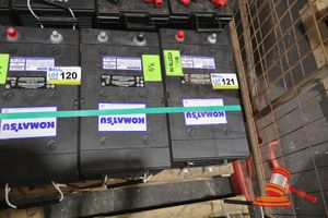 2x KOMATSU LEAD ACID BATTERIES, NO:58D0601190, 1425 CCA, 440 VC, UNTESTED ( S44#RITM0767058,DR#1441 )