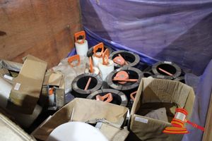 17 · CRATE CONTAINING VARIOUS SIZED LIFTING MADRELS & MGC CLASS VG TYPE 94A CLAMPS