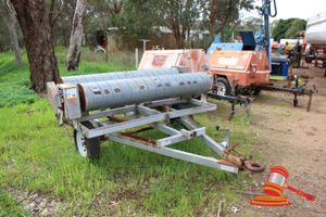 SINGLE AXLE TRAILER (SILVER) WITH 2 X CONVEYOR BELT ROLLERS ON SWIVEL BASE. RING HITCH.UNREGISTERED. NO VIN PLATE