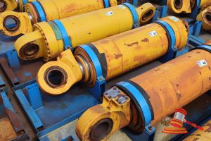 41 · 1 X KOMATSU 930E-5 OEM HOIST CYLINDERS, MATERIAL #: EM8376RM