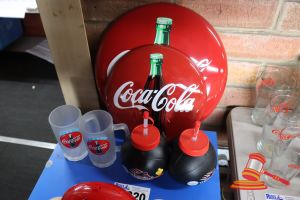 320 · BUNDLE WITH: 2x COCA-COLA WALL HANGINGS, 2x COCA-COLA STEIN GLASSES AND 2x WILDCATS CUPS