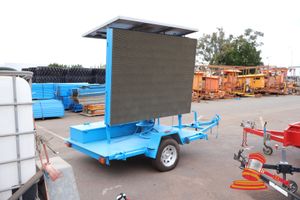 TRAILER MOUNTED WEATHERPROOF FULL COLOUR LED VIDEO SCREEN, HYDRAULIC LIFT AND 360 DEGREE ROTATION, CAN PLAY LIVE FEED FROM INTERNET OR FOOTAGE FROM USB/SD CARD, SCREEN SIZE 2250 x 1750mm, 3 x SOLAR PANELS, TRAILER DIMS 2600 x 1800mm