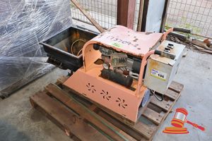 106 · AUGER FEEDER. ORANGE/BLACK. 240V AIR COMPRESSOR. APPROX 1.2M. UNTESTED (SOME RUST / WEAR AND TEAR)