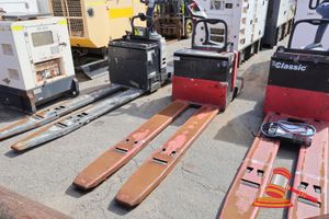 26 · 1 X RAYMOND ELECTRIC PALLET JACK, MODEL: 112TM-FRE60L, SN:112-02-41508, MAX CAPACITY 2727KG, 24V (SOME MARKS)NO KEY