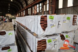 39 · PACK OF JARRAH, SKIP DRESSED, 100 x 25, FEATURE 404LM, 1.010 M3, PACK# 320028826, TRANSPORT DIMS- 5.7 MT x H 450 x W 480 & RANDOM LENGTHS