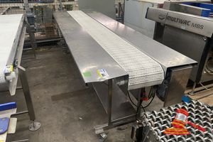 44 · MOBILE STAINLESS STEEL MOTORISED CONVEYOR BELT SECTION WITH PERFORATED CENTRE BELT. 3 PHASE (PLUG). APPROX 3M X 90CM X H90CM. (UNTESTED)