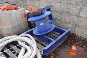 30 · 1 X WESTRALIAN ROPE / HOSE ROLLER, MOUNTED ON BLUE FRAME (SOME MARKS)
