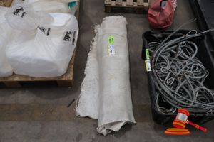 31 · 1 X ROLL OF FIBERGLASS CLOTH, WOVEN, UNKNOWN LENGTH, APPROX WIDTH 1M
