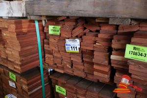 111 · PACK OF JARRAH DECKING, FEATURE, 086 x 019, 108 LM , 9.82M2 WITH 9.5mm GAP (PACK NO: 320026225) TRANSPORT DIMS PACK SIZE L900 x W520 x H450