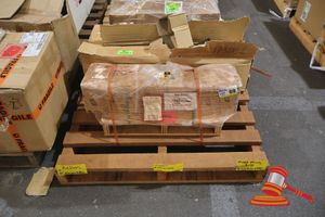 4 X Yellow Led Traffic Lights, 1 X Cat P/N 510-3006, Cylinder Assembly, Sealed (Poss Unused, Boxed) On Pallet (S44#4974647896/1, Dr# 1683)