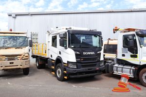 2021 Scania P280 Flat Bed Crew Cab Truck White, 4 x 4, Auto, Diesel Reg #: Unlicensed ODO: 67,193 kms Showing on Clock VIN: YS2P4X40002181656 Features: Power Steering, Air Conditioning, AD Blue, Fold Out Ramps, Worklights, Tablet Holder, Dash Cam, GME TX4500 Radio. (*Key # 88, WP# 4986*) Condition:**Driver's Door Doesn't Open, Wiper Blade Rubber Coming Off, Rusted Cracked Windscreen.** Panel: FAIR, Paint: FAIR, Glass: FAIR, Tyres: FAIR, Dash: FAIR, Upholstery: FAIR, Floor: FAIR, Overall Conditio