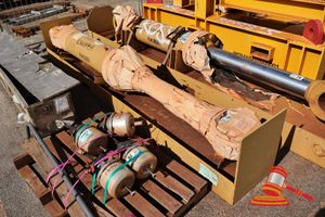 1 X Hydraulic Cylinder, Caterpillar 994 Tilt, 5686023 Approx 2.4m (Some Marks, Poss Requires Seals)