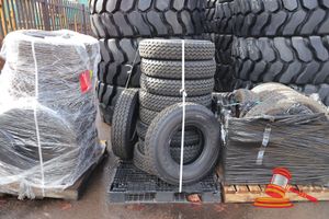 27 · APPROX 10 X LANDCRUISER TRYES, DUNLOP, SP QUALIFIER, 225/95R 16C, 118/116S (USED CONDITION)