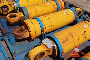 31 · 1 X KOMATSU 930E-5 OEM HOIST CYLINDERS, MATERIAL #: EM8376RM