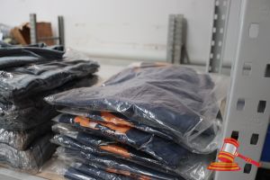 75 · APPROX 15x ORANGE AND NAVY WINDBREAKER JACKETS, SIZE: XL