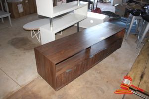 BROWN WOODGRAIN LOOK TV UNIT WITH 2 DRAWERS (APPROX 1800 X 480 X H560MM), BLUE RAY DVD PAYER AND ASSORTED DVD'S