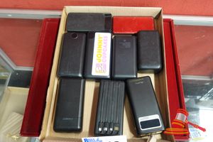 13 · TRAY OF ASSORTED PORTABLE POWER BANKS / BATTERY CHARGERS (UNTESTED)