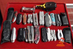 37 · 20 ASSORTED MULTI PURPOSE TOOLS AND POCKET KNIVES