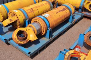 52 · 1 X KOMATSU 930E-5 OEM HOIST CYLINDERS, MATERIAL #: EM8376RM