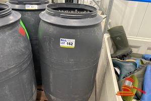 162 · APPROX 200 X STAINLESS STEEL HANGING/DRYING RODS (LENGTH 1000MM) IN PLASTIC TUB