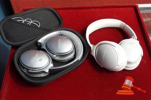 18 · 2 X BOSE QUIET COMFORT NOISE CANCELLING HEADPHONES. 1 X CREAM, 1 X SILVER (POOR/WORN CONDITION) WITH CASE. IN ASSORTED USED CONDITION. UNTESTED