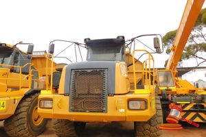 14 · 2005 BELL B50D ARTICULATED DUMP TRUCK HOURS SHOWING 19,458HRS, QUARTER HR METER 3826.7, 6x6, VIN# AEB1248505R001258, CAB SER# 03538/0/H, ENGINE MODEL# MERCEDES OM5OILA SER#362304, CROSS POWER 380KW, TRANSMISSION HD4560 SER# 6610143063, (ASS#DT010), , REVERSING CAMERA (NOT WORKING), FIRE SUPPRESSION UNIT, (BY PASSED, ESTOP BUTTON, TWO WAY RADIO**) (*NOTE - GENERAL WEAR & TEAR, RUST SCRAPES PITTING TO BODY PANELLING AND UNDERCARRIAGE**) LOCATION ROSS'S AUCTIONEERS & VALUERS, KALGOORLIE YARD 64 GRE