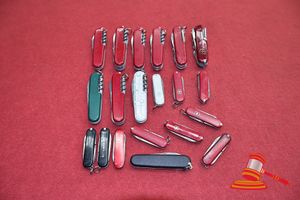 31 · 20 X SWISS AND VICTORNOX POCKET KNIVES